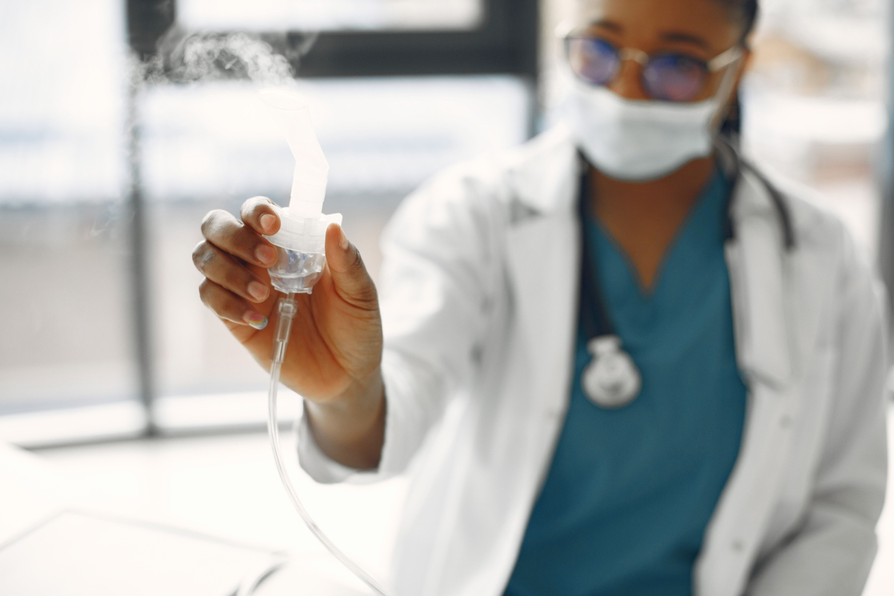 Medical professional with mask holding lung function testing device
