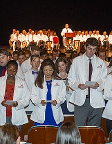 Image of oath reading by students at white coat ceremony