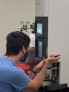 Image of a trainee preparing Cryo-EM grids using a plunge freezing device.